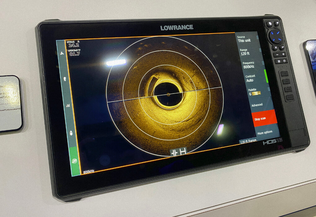 Lowrance HDS 16 fish finder